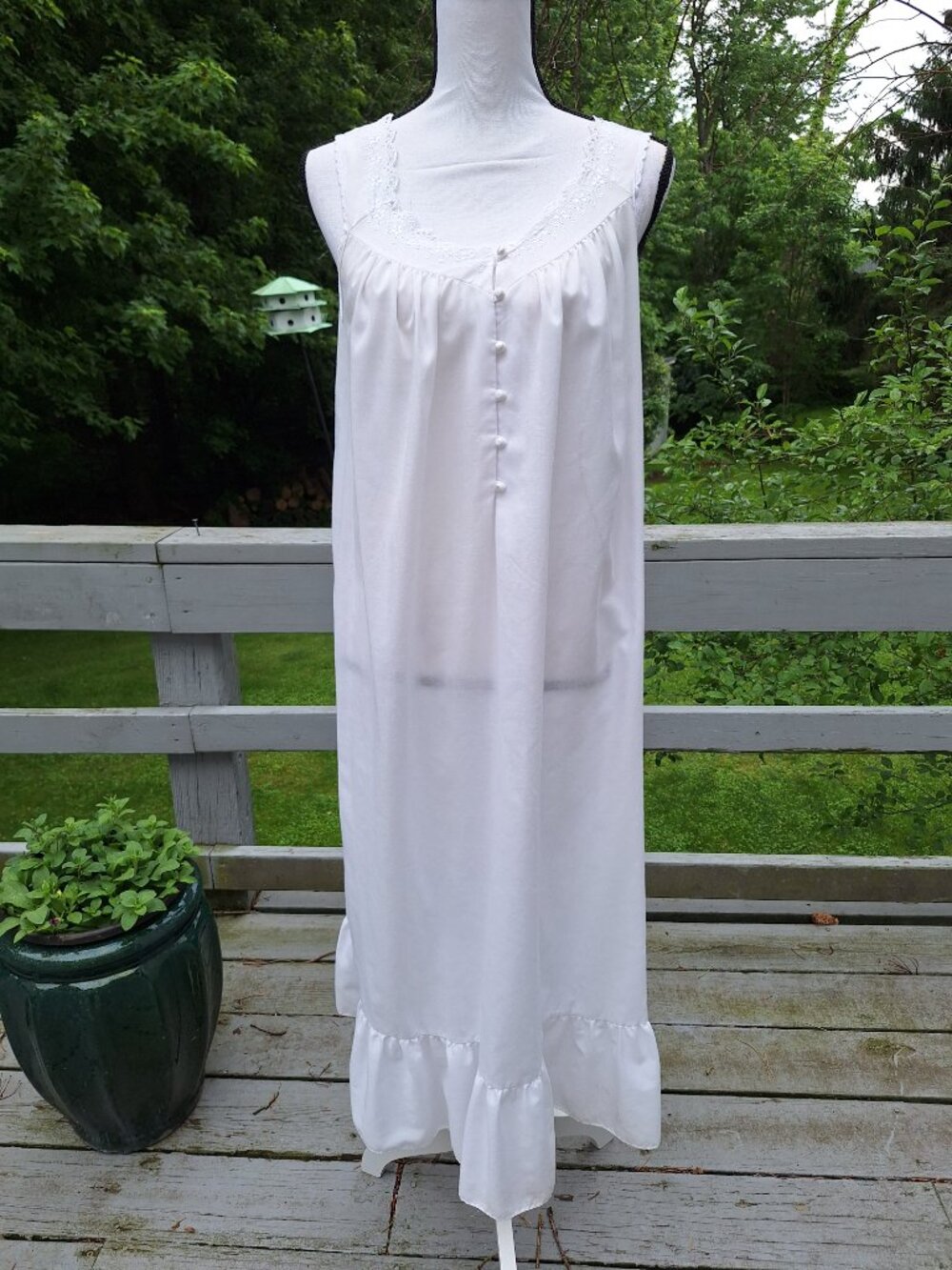 White vintage nightgown by Newport News Easy Style. Small